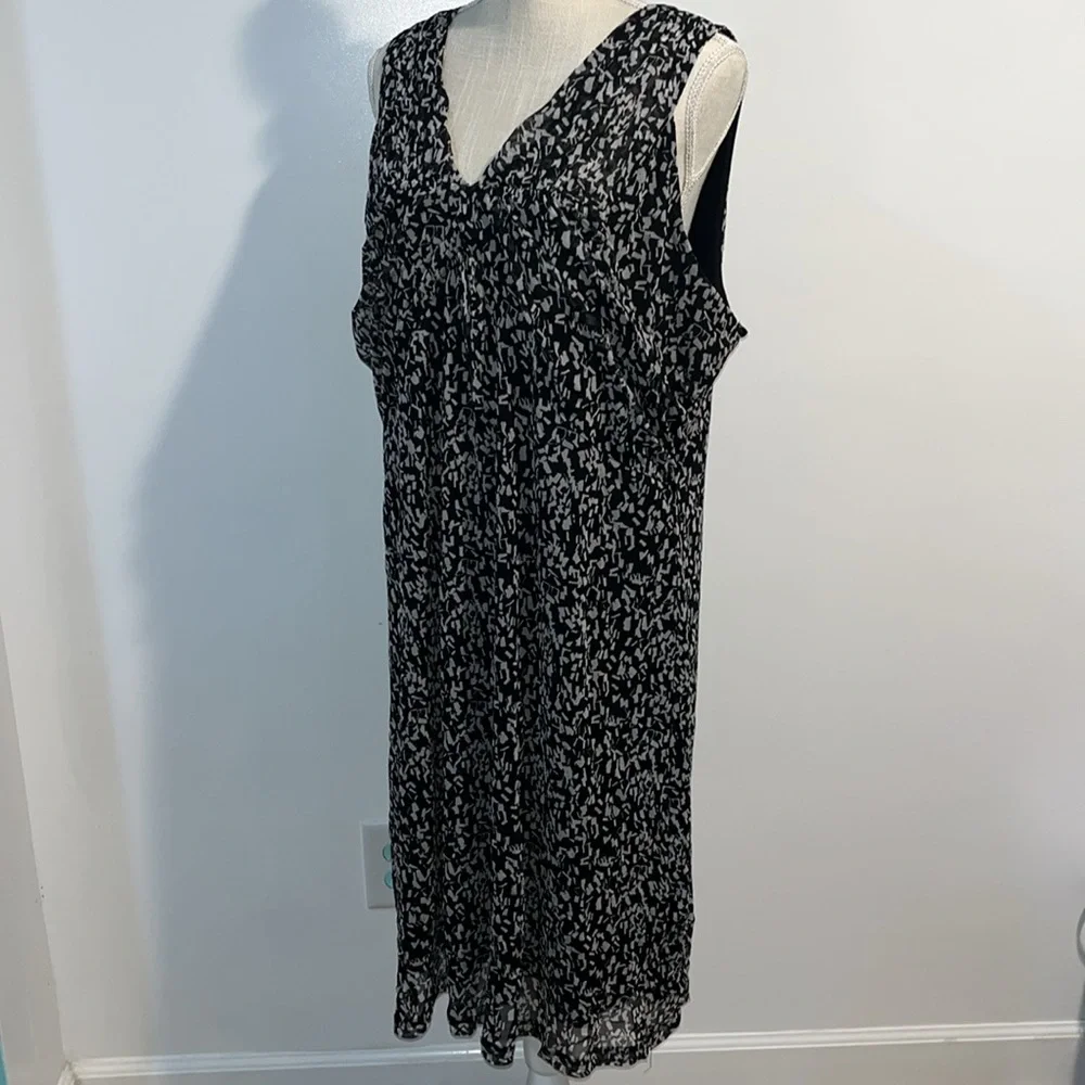 3/$20 - Maggie Barnes Patterned Sleeveless Dress - (16/18) - Picture 4 of 8